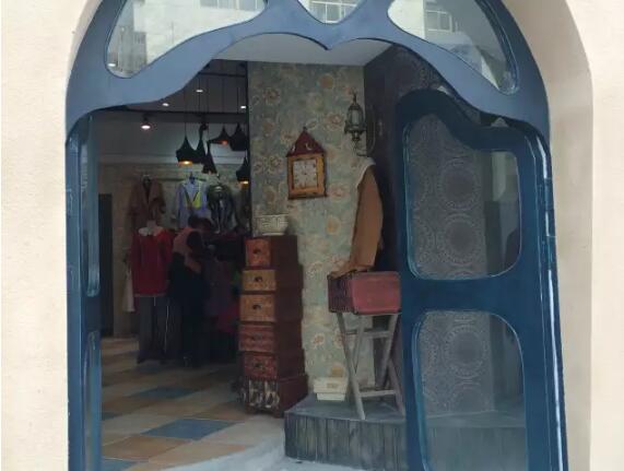 愷詩依南寧服裝店設(shè)計(jì)案例賞析-推薦燦源裝飾官網(wǎng)0771-5858116